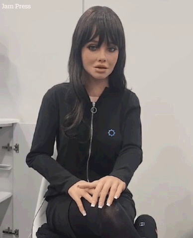 为富有的老年男士打造能拆卸放行李箱AG旗舰厅网“最逼真”机械姬亮相专(图3)
