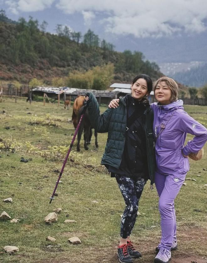 徒步照我悟了：黑衣叠搭配瑜伽裤时髦洋气AG旗舰厅登录首页看了杨天真章泽天不丹(图3)