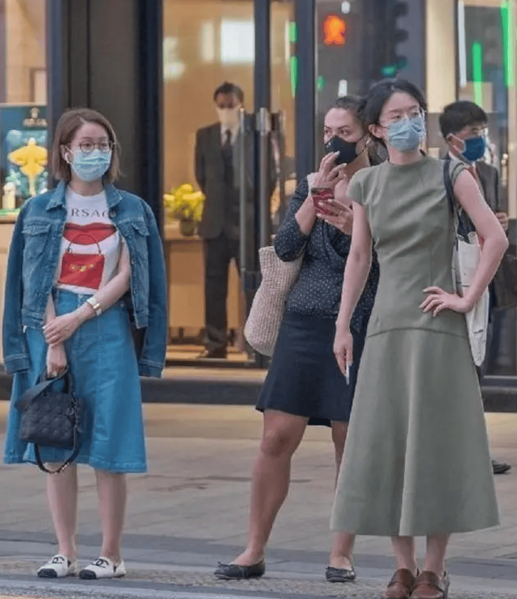 “裙不上膝、鞋不带跟”却个个洋气又时髦AG旗舰厅ios去了香港才发现满街都是