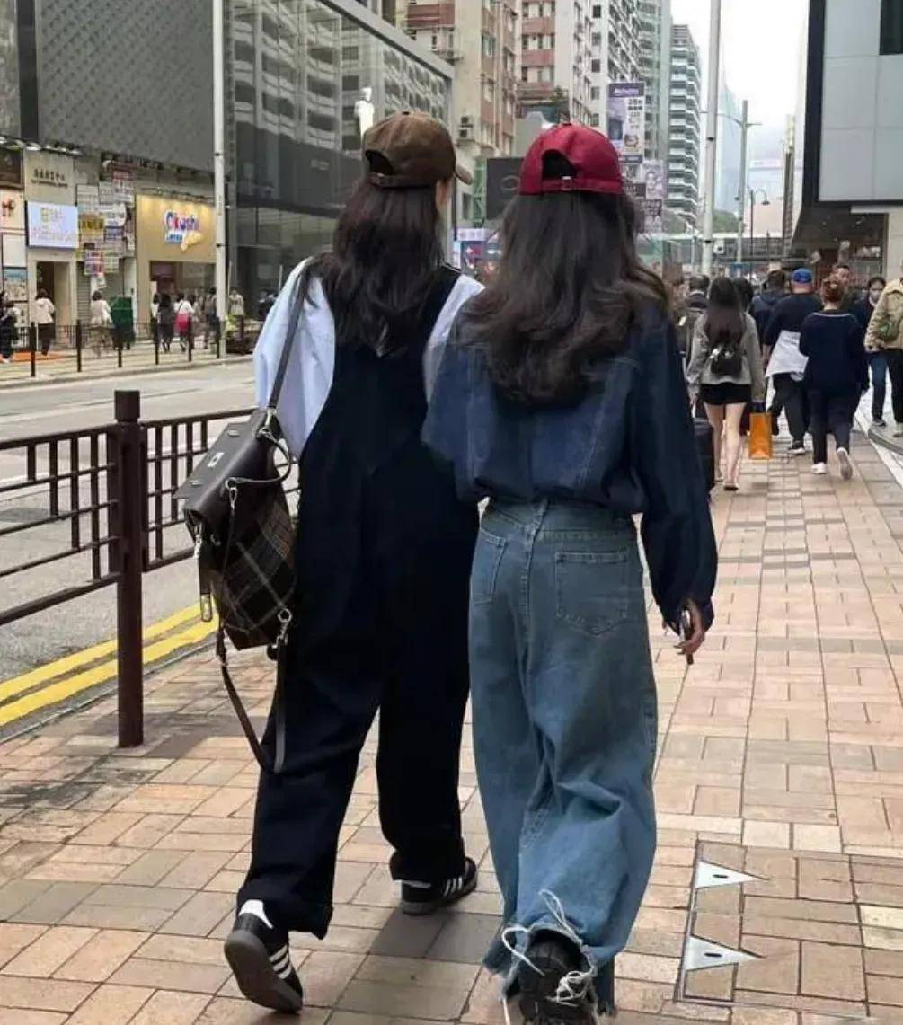 “裙不上膝、鞋不带跟”却个个洋气又时髦AG旗舰厅ios去了香港才发现满街都是(图10)